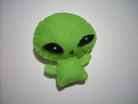 so cute! Alien pal! Alien Sewing Pattern, Alien Diy Crafts, Cute Felt Plushies, Cute Felt Crafts, Alien Diy, Diy Alien, Felt Stitching, Felt Plushies, Felt And Embroidery