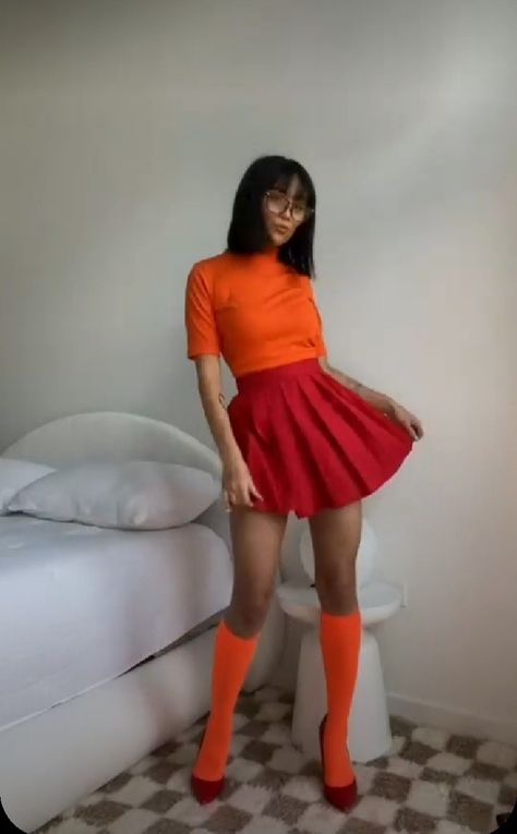 Halloween Costumes Velma, Vilma Scooby Doo, Black Velma, Velma Halloween Costume, Velma Costume, Velma Cosplay, Twin Halloween, Twin Halloween Costumes, Running Outfit