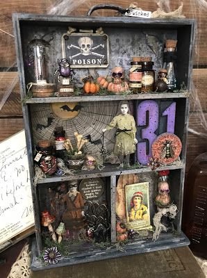 Richele Christensen: Hocus Pocus Wicked Vignette Tray - New Tim Holtz Idea-ology Halloween Vignette, Halloween Diorama, Halloween Shadow Box, Tim Holtz Crafts, Carte Halloween, Halloween Miniatures, Shadow Box Art, Halloween Paper, Halloween Projects