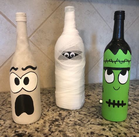 Whiskey Bottle Painting Ideas, Halloween Bottle Painting, Decorating Bottles Ideas Diy Projects, Whiskey Bottle Crafts Diy, Halloween Bottles Diy, Recycled Wine Bottle Art, Halloween Wine Bottle Decorations, Halloween Wine Bottle Crafts, Holiday Wine Bottles