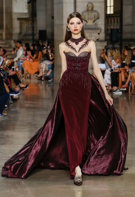 Georges Hobeika Fall 2017 Couture Runway - DreaminLace.com Dark Feminine Gown, Vampy Dress Gowns, Red And Black Runway Dress, Goth Red Carpet Looks, Vampire Inspired Dress, Fantasy Gowns Red, Red Vampire Dress, Vestidos Goth, Dark Red Ball Gown