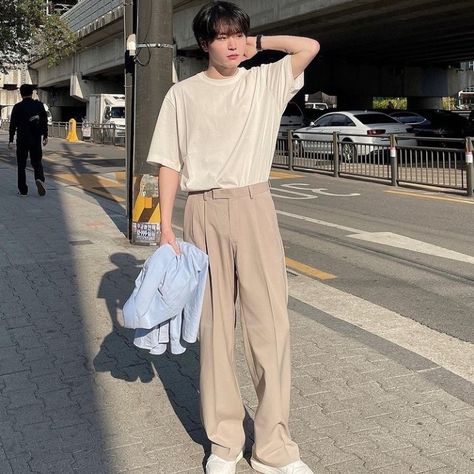 Korean Pants Outfit Men, Korean Pants Outfit, Soft Boy Aesthetic Outfits, Beige Pants Outfit, Outfit Cowo, Beige Pants Men, Slacks Outfit, Korean Street Fashion Men, Korean Pants