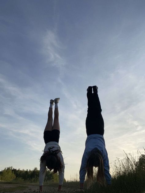 Gymnastics With Best Friend, Photos Bff, Best Friend Photos, Bff Pictures, Summer Ideas, Friend Photoshoot, Handstand, Two Girls, Gymnast