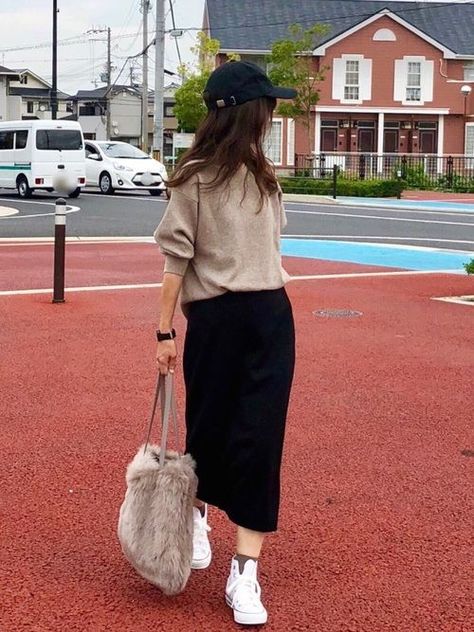 Outfit With Black Long Skirt, Uniqlo Skirt Outfit, Outfits Ideas Black Women, Outfits Ideas Black, Pencil Skirt Outfits Casual, Uniqlo Women Outfit, Skirt Outfits Ideas, Uniqlo Dress, Woman Fashion Casual