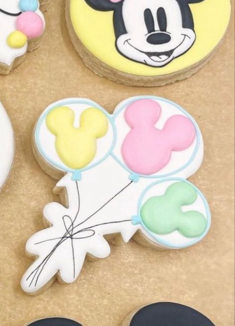 Disney Cookies Decorated Easy, Disney Cookies Royal Icing, Disneyland Cookies Decorated, Disney World Cookies, Disney Birthday Cookies, Disney Cookies Decorated, Disney Sugar Cookies, Disneyland Cookies, Disneyland Party