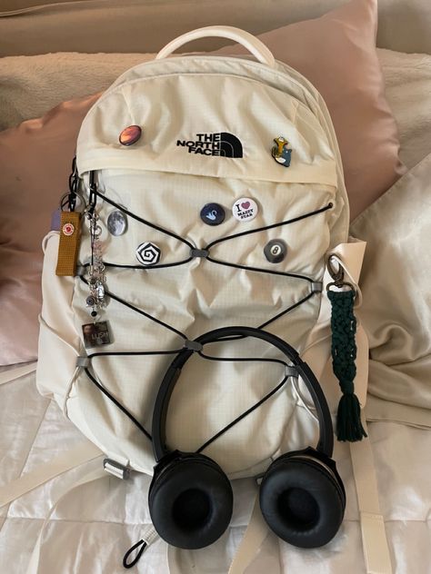 Topi Vintage, North Face Bag, Stylish School Bags, My Backpack, School Bag Essentials, Backpack Essentials, Aesthetic Backpack, Inside My Bag, What In My Bag