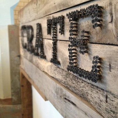 sign made of screws Brewery Design, Diy Crate, Barn Wood Crafts, Deco Originale, Tap Room, Rustic Industrial, Wooden Sign, Restaurant Design, Barn Wood