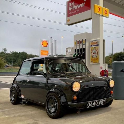 Classic Mini Cooper Interior, Old Mini Cooper, Black Mini Cooper, Mini Cooper Custom, Car Reference, Mini Cooper Classic, Car Pics, Mini Classic, Mini Countryman