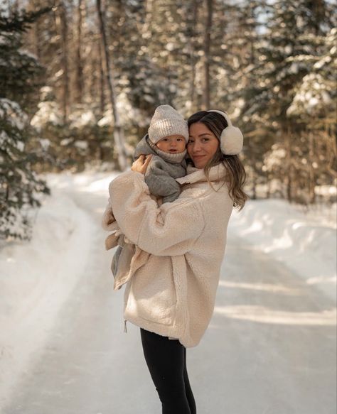 Snow Baby Pictures, Snow Family Pictures, Winter Family Photoshoot, Winter Family Pictures, Son Photo Ideas, Winter Family Photos, Family Photos With Baby, Winter Newborn, Mommy And Son