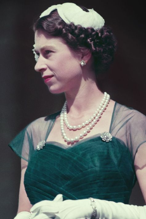 Queen Elizabeth II in 1954. Queen Elizabeth Outfits, Queen Elizabeth 1952, Elizabeth Ii Young, Royal Hairstyles, Freddie Fox, Half Up Curls, Old Hollywood Waves, Norman Hartnell, Young Queen Elizabeth