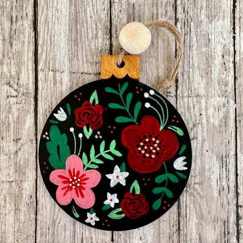 Wood Painting Art, Painted Christmas Ornaments, Wood Slice Ornament, Flower Ornaments, Wood Christmas Ornaments, Painted Ornaments, Hand Painted Ornaments, Craft Night, Hand Painted Wood