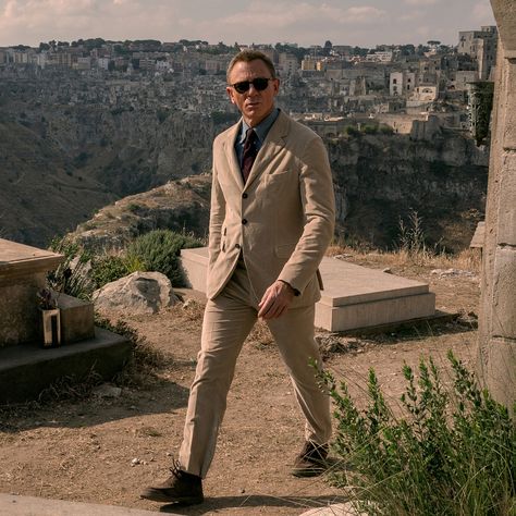 James Bond on Twitter: "The past isn’t dead. #NoTimeToDie… " 007 Aesthetic, Bond Aesthetic, James Bond Outfits, James Bond Suit, Daniel Craig Style, Bond Outfits, Craig 007, Bond Suits, Bond Style