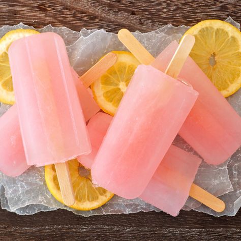 Homemade Pink Lemonade, Watermelon Popsicles Recipe, Lemonade Popsicles, Diy Lemonade Stand, How To Make Pink, Popsicles Recipe, Barbie Life In The Dreamhouse, Summer Popsicles, Frozen Dessert Recipe