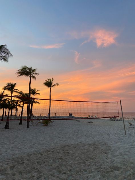 Pretty Beach Sunset, Sunset Volleyball, Beach Sunset Images, Wallpaper Praia, Volleyball Wallpaper, Volleyball Court, Volleyball Photos, Volleyball Inspiration, Beach Volley