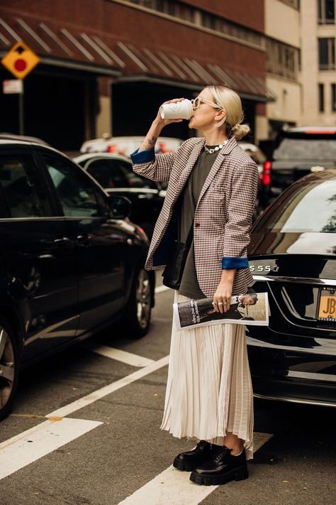 The best street style from New York Fashion Week spring/summer 2020 - Vogue Australia Street Style Jeans, Street Style New York, Stile Casual Chic, Nyfw Street Style, Outfit Vintage, Paris Mode, Looks Street Style, Fashion Weeks, Street Style Inspiration