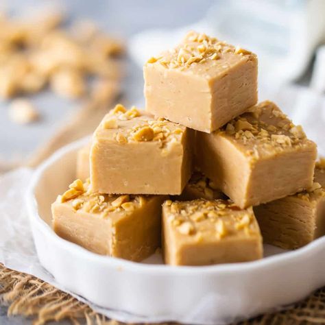 Easy Peanut Butter Fudge: 4 ingredients & just 5 minutes! -Baking a Moment Homemade Reeses, Peanut Butter Desserts Easy, Peanut Butter Fudge Recipes Easy, Easy Peanut Butter Fudge, Microwave Peanut Butter Fudge, Butter Fudge Recipe, Microwave Recipe, Peanut Butter Dessert Recipes, Easy Chocolate Fudge