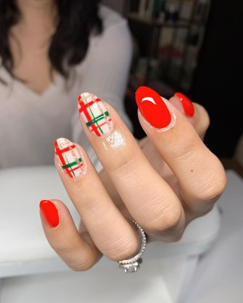 Country Christmas Nails Acrylic, Plaid Nail Art Christmas, Simple Plaid Nails, How To Do Plaid Nails, Christmas Flannel Nails, Christmas Checkered Nails, Red And Green Plaid Nails, Christmas Nails Western, Christmas Birthday Nails