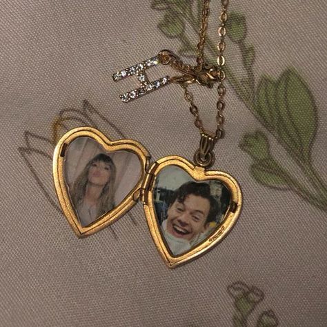 Harry Styles Locket, Harry Aesthetic, Taylor Swift Playlist, Taylor Swift Fotos, Harry Core, Divorced Parents, Estilo Taylor Swift, Divorce And Kids, Sweet Nothings