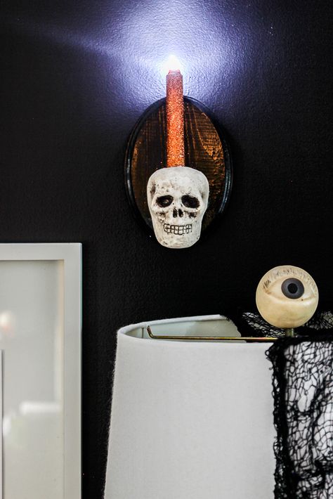 Make this DIY skull sconce using items from the Dollar Tree and your local craft store! You can have it made in less than 15 minutes! Diy Skull Decor, Diy Halloween Skull, Diy Skeleton, Office Halloween Decorations, Diy Skulls, Halloween Skeleton Decorations, Halloween Facts, 2023 Halloween, Skull Decor