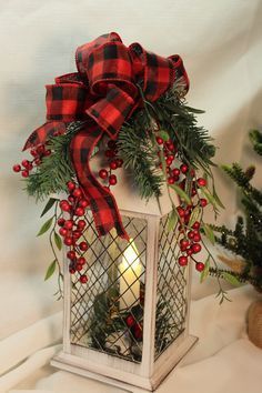 Holiday Lanterns Christmas, Christmas Lantern Ideas, Lantern Christmas Decor, Farmhouse Lantern, Holiday Lanterns, Lantern Christmas, Classic Christmas Decorations, Lantern Ideas, Christmas Lantern