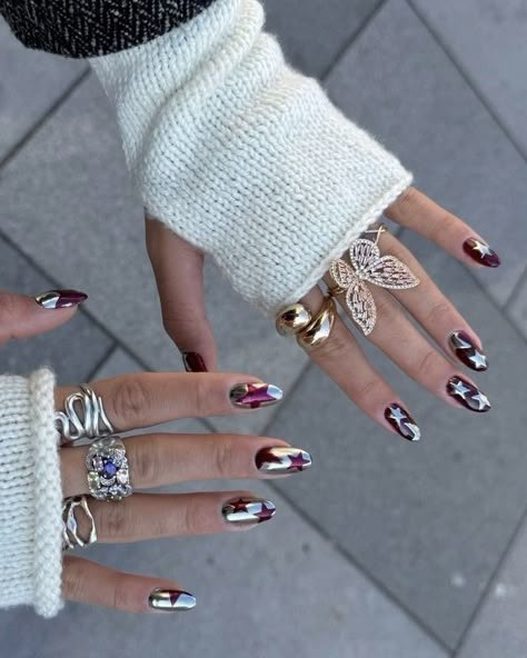 Chrome Argentic and purple Star nails. No matching hands. Aesthetic silver rings Chrome Nails With Nail Art, Silver Chrome Star Nails, Chrome Stars Nails, Mixed Metal Nails, Milky Way Nails, Chrome Nails Aesthetic, Street Style Nails, Silver Nails Designs, Purple Star Nails