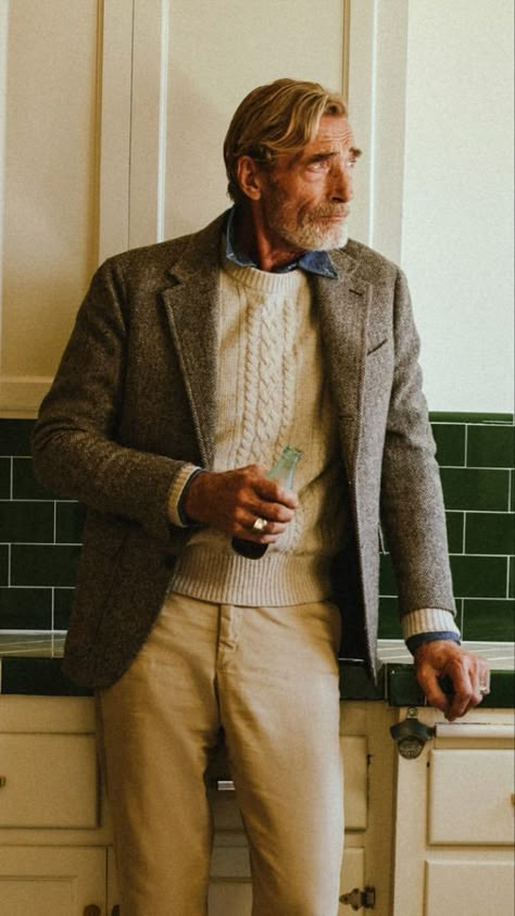 Men’s English Style, Mens Posh Style, Sweater Jacket Outfits Men, Mens Professor Outfits, Classic Men Fashion, Men’s Winter Old Money Outfits, The Gentlemen Outfits, Tweed Blazer Outfit Men, Italian Grandpa Style