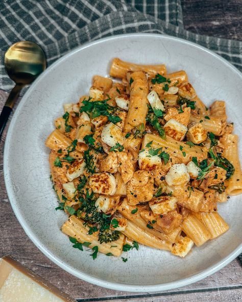 Red Pesto Chicken & Halloumi Pasta 🍝 All I needed after work on Monday was a big bowl of pasta and this hit the spot! I meal prepped a portion for work the next day too. 𝗜𝗻𝗴𝗿𝗲𝗱𝗶𝗲𝗻𝘁𝘀 (makes 3) • 90g Halloumi, cubed • 225g Pasta • 300g Chicken breast, diced • 1 tsp Garlic granules • 1 tsp Paprika • 100g Tenderstem • 200ml Chicken stock • 60g Red pesto • 125ml Creme fraiche • 15g Parmesan • Bunch or parsley, finely chopped 𝗠𝗲𝘁𝗵𝗼𝗱 1. Put the pasta onto boil. 2. Add the diced halloumi ... Red Pesto Chicken, Halloumi Pasta, Chicken And Halloumi, Uni Meals, Chicken Paprika, Red Pesto, White Pasta, Creamy Pasta, Pesto Chicken