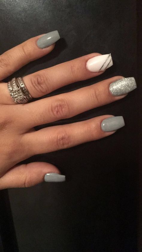 Acrylic Nails Ideas Gray, Grey New Years Eve Nails, Grey Nail Art Designs Simple, Gray And White Nail Ideas, Grey White And Silver Nails, Grey And White Dip Nails, Grey Colored Nails, Grey Oval Nails Designs, Pink Gray And White Nails