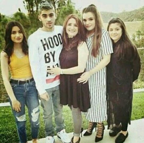 With his family. Zayn Malik Sister, Zayn Malik Family, Zayn One Direction, Malik One Direction, One Direction Zayn Malik, One Direction Edits, Music Competition, Zayn Malik Pics, Z Photo