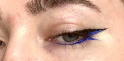 Black Blue Eyeliner, Blue Black Eyeliner, Blue Makeup Eyeliner, Cybersigil Eyeliner, Blue Eyeliner Ideas, Blue And White Eyeliner, Blue And Black Eyeliner, Eyeliner 2023, Blue Liner Makeup Look