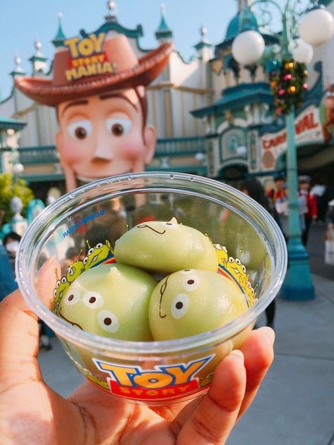 Cuteness Overload at Disney sea, Tokyo, Japan Disney Sea Tokyo, Disneyland Desserts, Best Disneyland Food, Disneyland Snacks, Disney Sweets, Disney Parque, Disney Tokyo, Disney Desserts, Disneyland Food