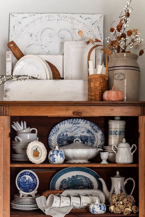 Dining Hutch Decor, Kitchen Shelf Inspiration, Pine Hutch, Entry Dining Room, China Hutch Decor, Hutch Styling, Hutch Ideas, Vintage Hutch, Dining Hutch