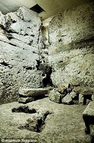 Nottingham Caves, Ancient Artifacts Archaeology, Alien Theories, Lecce Italy, Dark Cave, Ancient Tomb, Bible History, Archaeological Discoveries, Ancient Buildings