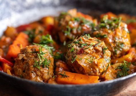 There's a pinnacle of outdoor cooking. This South African oxtail potjie recipe is what you need this summer to enjoy with friends. Oxtail Potjie, Meatballs With Vegetables, Sumac Recipes, Food Spicy, Mary Berry Recipe, Oxtail Recipes, Lasagne Recipes, Seasoned Bread Crumbs, Feta Pasta