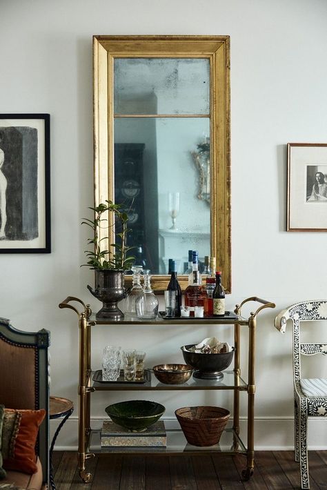 Bar Cart Dining Room Ideas, Mirror Over Bar Cart, Office Bar Cart, Classy Bar Cart, Coffee Liquor Bar, Bar Accessories Ideas, Chic Bar Cart, Ideas Bedroom Decoration, Hangout Space