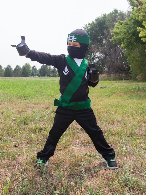 DIY lego ninjago costume, lego ninjago green ninja costume, ninja costume DIY Lego Ninjago Costume, Lego Halloween Costumes, Vampire Costume Diy, Ninjago Costume, Diy Costumes For Boys, Ninja Halloween, Lego Ninjago Party, Lego Ninjago Birthday, Ninja Suit