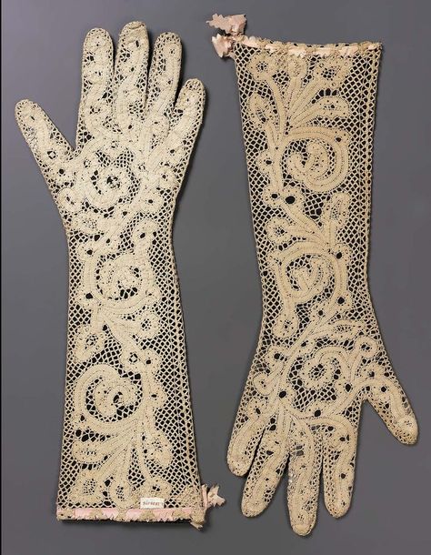 Edwardian Gloves, Vintage Gloves, 18th Century Fashion, Century Clothing, Lace Gloves, Linens And Lace, Antique Clothing, Historical Costume, Bobbin Lace