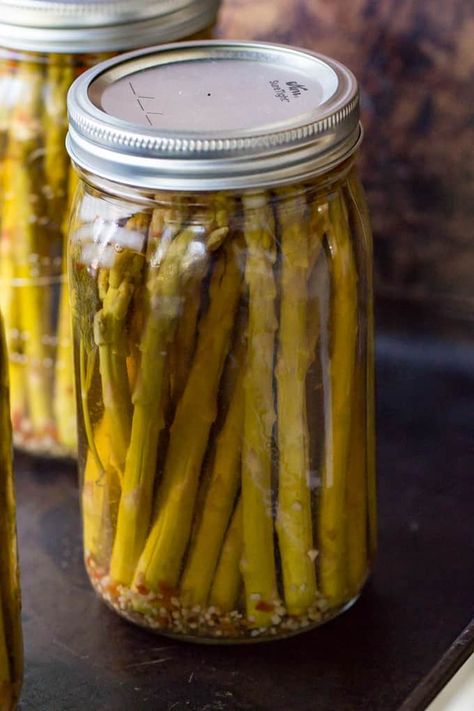 Spicy Pickled Asparagus Recipe, Canned Asparagus, Pickling Vegetables, Pickled Foods, Easy Asparagus Recipes, Pickled Asparagus, Pickle Recipes, Steamed Asparagus, Asparagus Soup