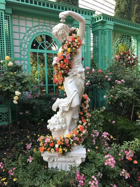 Statue With Flowers, Cl Instagram, Royal Garden, Gardens By The Bay, Design Your Dream House, English Garden, Dream House Decor, Dream Garden, Fantasy Landscape