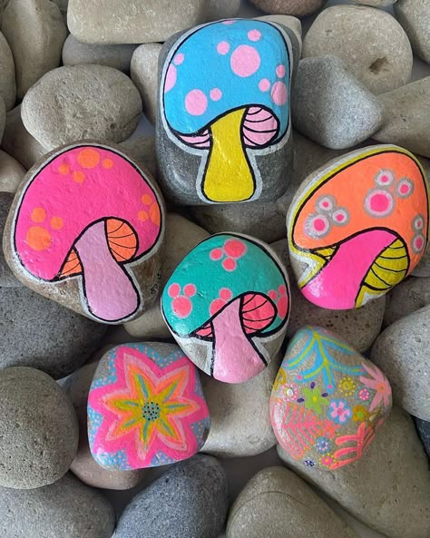 Dorota D-ska (@d.d.rocks) • Zdjęcia i filmy na Instagramie Coloring Rocks Ideas, Best Friend Rock Painting Ideas, Mushroom Rock Art, Neon Painted Rocks, Kawaii Rock Painting, Mushroom Painted Rocks, Painted Stones And Rocks, Paint Rocks Ideas, Mushroom Rock Painting