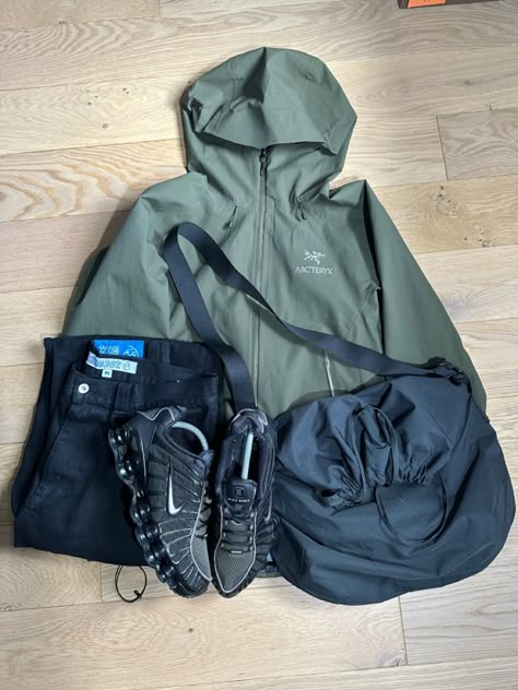 Green Arcteryx Jacket, Arctyrex Outfit, Nike Shox Tl Outfit, Nike Shox Outfit, Arcteryx Outfit, Gorpcore Shoes, Nike Gorpcore, 2000s Fashion Men, Arcteryx Jacket