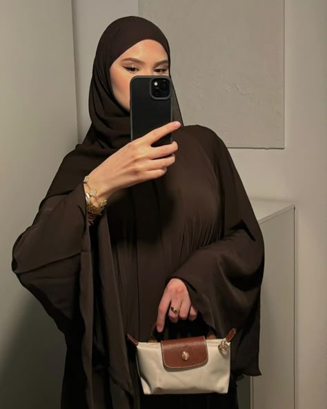 #hijab #hijaboutfits Hijabi Abaya Outfits, Hijabi Abaya, Brown Abaya, Abaya Outfits, Stylish Pose, Islamic Modest Fashion, Abaya Outfit, Hijabista Fashion, Hijab Abaya