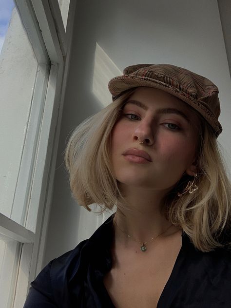 #me #ootd #fashion #cap #short #hair #blonde #piercing #septum #aesthetic #inspiration #icon Classy Septum Piercing, Small Gold Septum Ring, Dainty Septum Piercing, Septum Aesthetic, Septum Piercing Aesthetic, Cap Short Hair, Small Septum Piercing, Gold Septum Piercing, Small Septum