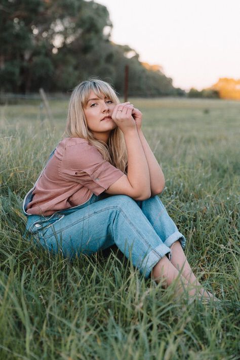 Outdoor Women Photoshoot, Photoshoot Women Outdoor, Womens Outdoor Portrait Photography, Outdoor Female Photoshoot, Girl Outdoor Shoot, Lifestyle Posing, Female Portrait Poses, Rooftop Photoshoot, Outdoor Portrait Photography