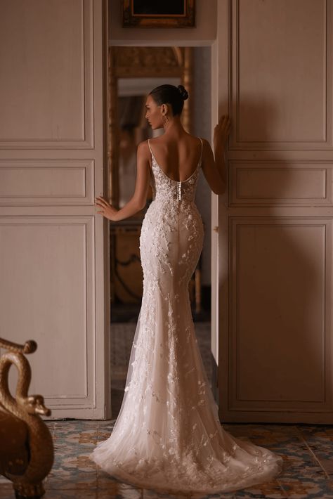 Unveil the epitome of bridal elegance with our Elegant Tulle Mermaid Wedding Gown. This exquisite floral wedding dress, featuring delicate lace and a sleeveless design, is tailored to make your special day unforgettable. Plunging V-Neckline: The deep V-neckline exudes modern sophistication, perfectly complementing the elegant lace details. Intricate Floral Lace and Tulle: Adorned with stunning floral lace and crafted from luxurious tulle, this gown radiates timeless romance and charm. Mermaid Silhouette: The mermaid silhouette elegantly contours your figure, creating a breathtaking hourglass shape that enhances your natural beauty. Designed with the modern bride in mind, this sleeveless gown combines contemporary style with classic elegance. The transparent corset and exquisite lace detail Corset Mermaid Wedding Dress, Transparent Corset, Simple Satin Wedding Dress, Mermaid Wedding Gown, Nontraditional Wedding Dress, Wedding Dresses High Low, Champagne Evening Dress, Fairy Wedding Dress, Gothic Wedding Dress