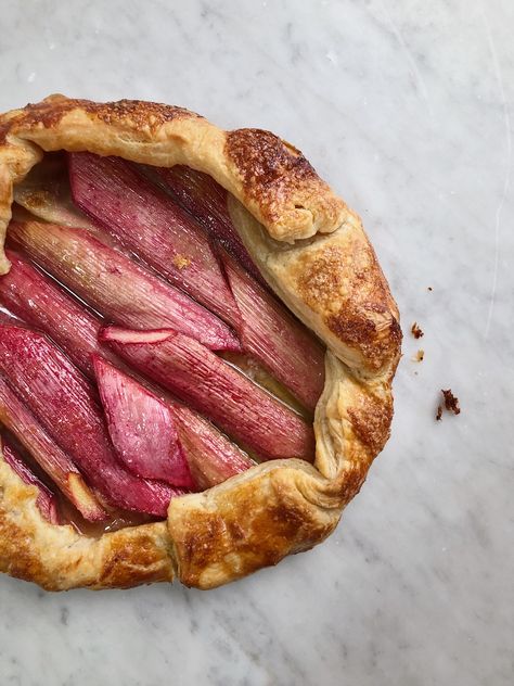 World's Easiest Rhubarb Tart   #rhubarb #galette #rhubarbpie #baking #easyrecipes #easybakingrecipe Cranberry Galette, Gooseberry Pie, Rhubarb Galette, Almond Frangipane, Triple Berry Pie, Chocolate Silk Pie, Rhubarb Tart, Spring Food, Butter Crust