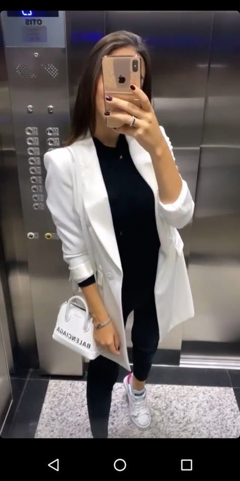 White Blazer Outfits, Look Legging, Professional Work Outfit, Professional Outfits Women, Business Outfits Women, Outfit Mujer, Elegante Casual, Classy Work Outfits, Stylish Work Outfits