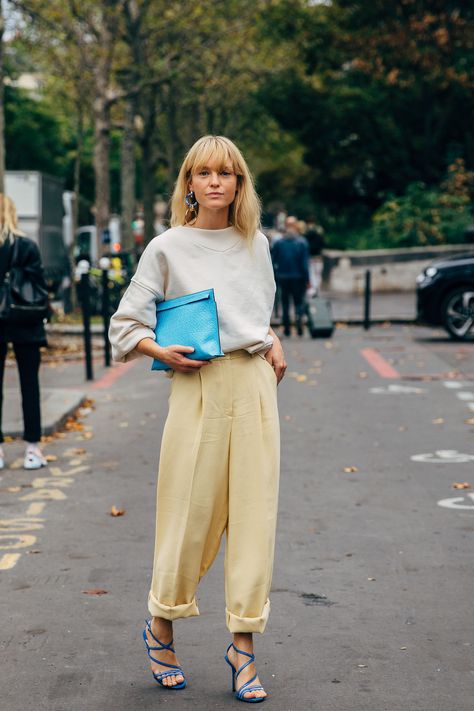 Look Zara, Haute Couture Paris, Yellow Pants, Moda Paris, Spring Look, Vogue Australia, Looks Street Style, Spring Street Style, Simple Fashion