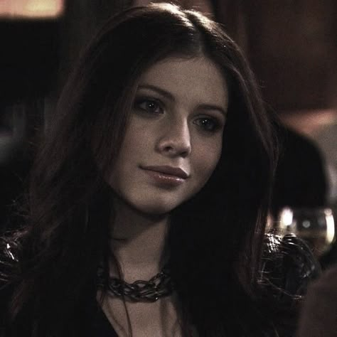 Gossip Girl Hairstyles, Georgina Sparks, Gossip Girl Aesthetic, Tvd Dr, Dr Face, Female Vampire, Michelle Trachtenberg, Harry Potter Dr, Xoxo Gossip Girl