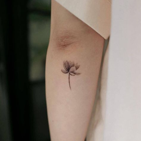 Realistic Lotus Tattoo, Red Lotus Tattoo, Simple Lotus Tattoo, Lotusblume Tattoo, Small Lotus Flower Tattoo, Small Lotus Tattoo, Lotus Tattoos, Lillies Tattoo, Lotus Flower Tattoo Design